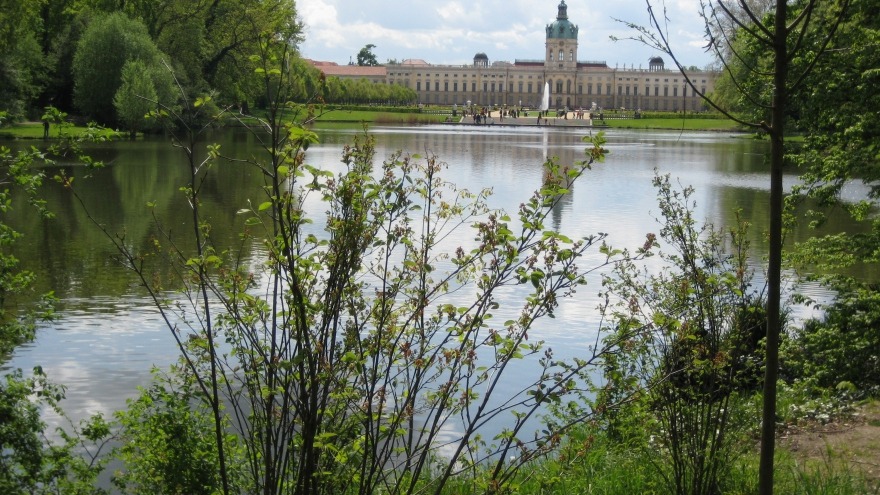 Schloss Charlottenburg - vom Wasser aus Schloss Charlottenburg - vom Wasser aus